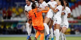 Jugadoras de Estados Unidos celebran su triunfo sobre Alemania en la definición por cobros penales, al final de un partido de los cuartos de final del Mundial FIFA femenino sub-20, en el estadio Pascual Guerrero de Cali (Colombia). EFE/Ernesto Guzmán Jr.