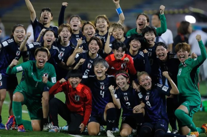 Jugadoras de Japón al celebrar su paso a las semifinales del Mundial FIFA femenino sub-20, tras derrotar por 1-0 a España, en en el estadio Atanasio Girardot de Medellín (Colombia). EFE/Luis Noriega