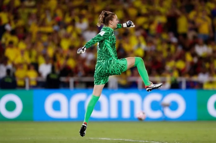 Femke Liefting, guardameta de Países Bajos, celebra el triunfo sobre Colombia, tras ganar la definición por cobros penales, en el estadio Pascual Guerrero en Cali (Colombia). EFE/Ernesto Guzmán Jr.