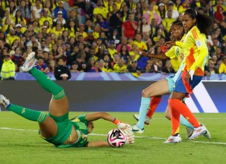 portera de Colombia atrapa un balón este sábado, en un partido del grupo A de la Copa Mundial Femenina sub-20. EFE/ Mauricio Dueñas Castañeda