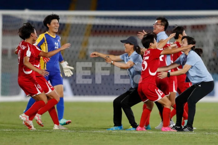 Jugadoras de Corea del Norte celebran al ganar el partido de las semifinales de la Copa Mundial Femenina sub-20 contra los Estados Unidos este miércoles, en el estadio Pascual Guerrero en Cali (Colombia). EFE/ Ernesto Guzmán Jr.