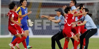 Jugadoras de Corea del Norte celebran al ganar el partido de las semifinales de la Copa Mundial Femenina sub-20 contra los Estados Unidos este miércoles, en el estadio Pascual Guerrero en Cali (Colombia). EFE/ Ernesto Guzmán Jr.