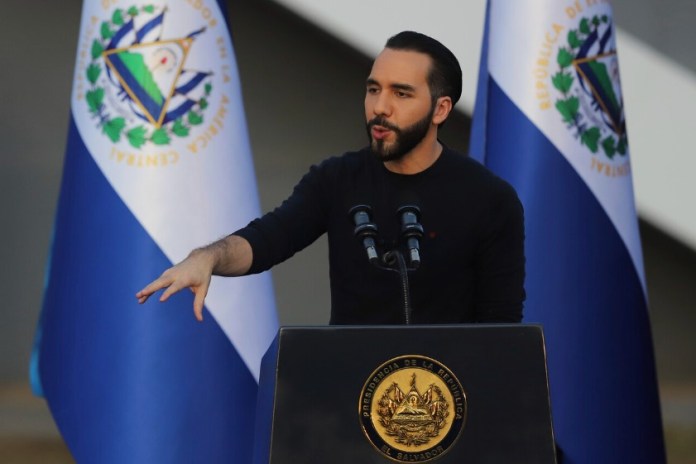 El presidente de El Salvador, Nayib Bukele, durante un discurso en una actividad pública. Foto La Hora / AP.