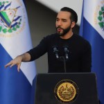El presidente de El Salvador, Nayib Bukele, durante un discurso en una actividad pública. Foto La Hora / AP.