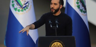 El presidente de El Salvador, Nayib Bukele, durante un discurso en una actividad pública. Foto La Hora / AP.