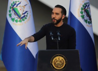 El presidente de El Salvador, Nayib Bukele, durante un discurso en una actividad pública. Foto La Hora / AP.