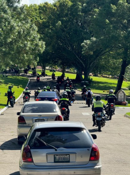 Neto Bran llegó al camposanto junto a representantes del Juzgado Municipal, Policía Municipal y Emixtra.