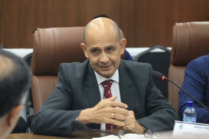 El presidente de la junta directiva de la Empresa Portuaria Quetzal (EPQ), José Antonio Lemus, responde dudas de los diputados de la bancada VOS. Foto: José Orozco