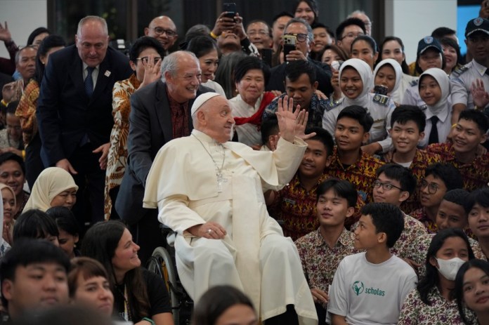 El papa Francisco saluda a jóvenes de Scholas Occurrentes en Centro Juvenil Grha Pemuda en Yakarta, Indonesia, el miércoles 4 de septiembre de 2024. (AP Foto/Tatan Syuflana, Pool)