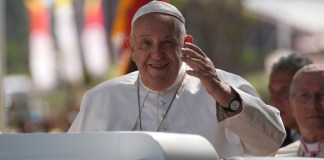 El papa Francisco saluda desde el auto, en Dili, Timor Oriental, el 9 de septiembre de 2024. (AP Foto/Dita Alangkara)