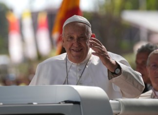 El papa Francisco saluda desde el auto, en Dili, Timor Oriental, el 9 de septiembre de 2024. (AP Foto/Dita Alangkara)