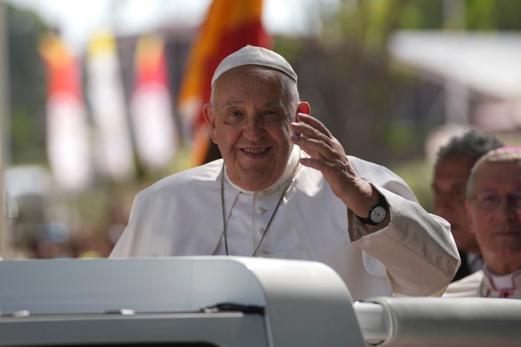 El papa Francisco saluda desde el auto, en Dili, Timor Oriental, el 9 de septiembre de 2024. (AP Foto/Dita Alangkara)