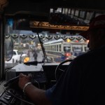 La profesión de conducir un taxi o un autobús en Guatemala y Honduras se ha convertido en un oficio de alto riesgo, viéndose los conductores muchas veces asediados entre el pago de las extorsiones o la muerte, con más de 5.000 choferes asesinados entre 2010 y 2024 en estos países. EFE/ Stringer