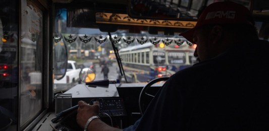 La profesión de conducir un taxi o un autobús en Guatemala y Honduras se ha convertido en un oficio de alto riesgo, viéndose los conductores muchas veces asediados entre el pago de las extorsiones o la muerte, con más de 5.000 choferes asesinados entre 2010 y 2024 en estos países. EFE/ Stringer