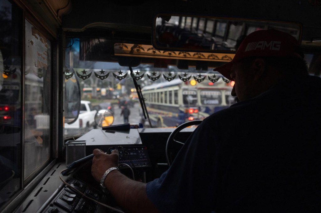 La profesión de conducir un taxi o un autobús en Guatemala y Honduras se ha convertido en un oficio de alto riesgo, viéndose los conductores muchas veces asediados entre el pago de las extorsiones o la muerte, con más de 5.000 choferes asesinados entre 2010 y 2024 en estos países. EFE/ Stringer