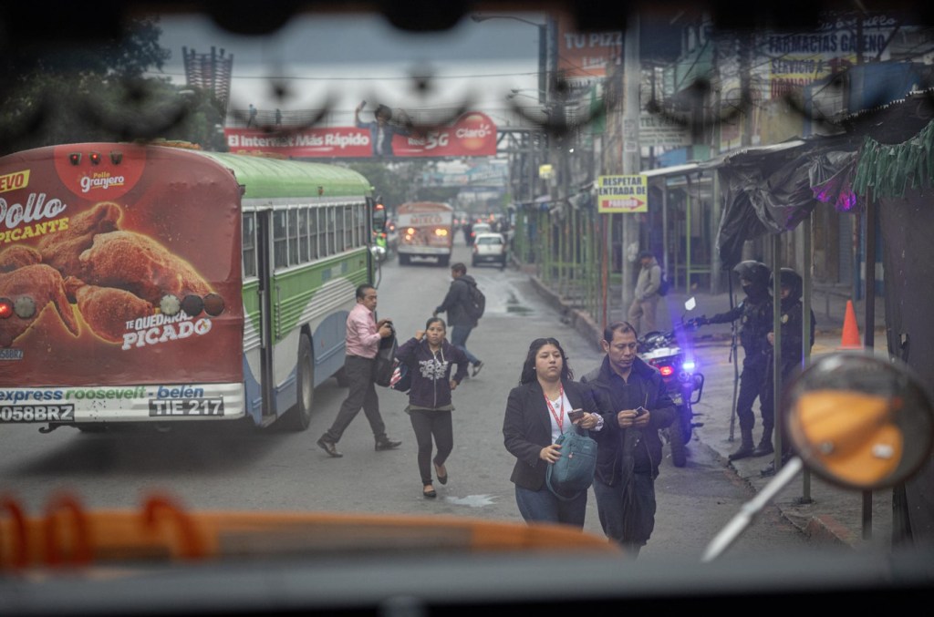 Unas personas descienden de un autobús extraurbano este miércoles, en Ciudad de Guatemala (Guatemala). EFE/ Stringer