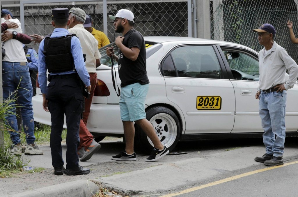 Fotografía del 16 de septiembre de 2024 del vehículo donde fue asesinado un conductor de taxi, en Tegucigalpa (Honduras). EFE/ STR