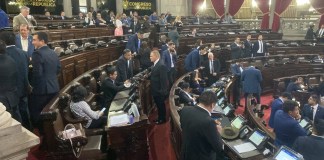 Diputados de varias bancadas enfrentan divisiones e impulsan cambios a la Ley Orgánica del Organismo Legislativo para no perder sus privilegios. Foto: José Orozco