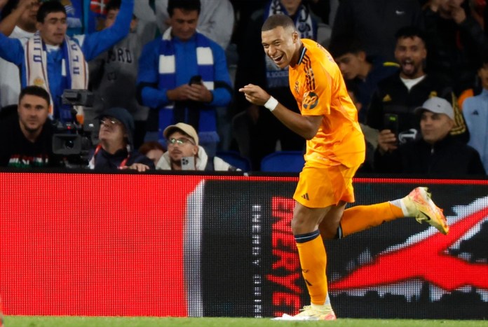 El delantero del Real Madrid Kylian Mbappé celebra su gol durante el partido de la quinta jornada de LaLiga EA Sports entre la Real Sociedad y el Real Madrid, este sábado en el Real Arena de San Sebastián (País Vasco). EFE/Juan Herrero