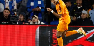 El delantero del Real Madrid Kylian Mbappé celebra su gol durante el partido de la quinta jornada de LaLiga EA Sports entre la Real Sociedad y el Real Madrid, este sábado en el Real Arena de San Sebastián (País Vasco). EFE/Juan Herrero