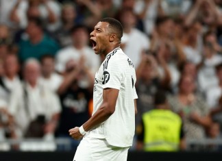 Kylian Mbappé celebra tras anotar de penal el segundo gol del Real Madrid ante Betis en la Liga española, el domingo 1 de septiembre de 2024, en Madrid. (AP Foto/Pablo García)