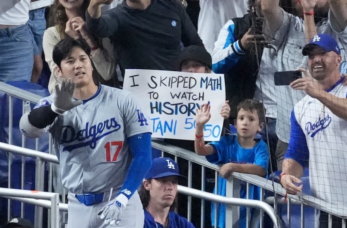 El japonés Shohei Ohtani, de los Dodgers de Los Ángeles, agradece al público luego de batear un jonrón en la séptima entrada del duelo del jueves 19 de septiembre de 2024, ante los Marlins de Miami (AP Foto/Wilfredo Lee)