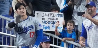 El japonés Shohei Ohtani, de los Dodgers de Los Ángeles, agradece al público luego de batear un jonrón en la séptima entrada del duelo del jueves 19 de septiembre de 2024, ante los Marlins de Miami (AP Foto/Wilfredo Lee)