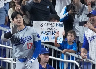 El japonés Shohei Ohtani, de los Dodgers de Los Ángeles, agradece al público luego de batear un jonrón en la séptima entrada del duelo del jueves 19 de septiembre de 2024, ante los Marlins de Miami (AP Foto/Wilfredo Lee)