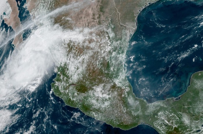 Esta imagen satelital --tomada a las 12:40 de la tarde tiempo del este de Estados Unidos el 13 de septiembre de 2024 y proporcionada por la Oficina Nacional de Administración Oceánica y Atmosférica de Estados Unidos (NOAA, por sus siglas en inglés)-- muestra la tormenta tropical Ileana en Baja California Sur, México. (NOAA vía AP)