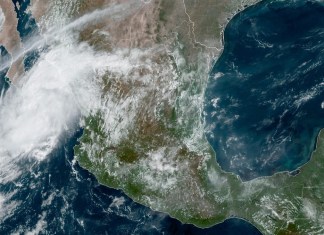 Esta imagen satelital --tomada a las 12:40 de la tarde tiempo del este de Estados Unidos el 13 de septiembre de 2024 y proporcionada por la Oficina Nacional de Administración Oceánica y Atmosférica de Estados Unidos (NOAA, por sus siglas en inglés)-- muestra la tormenta tropical Ileana en Baja California Sur, México. (NOAA vía AP)