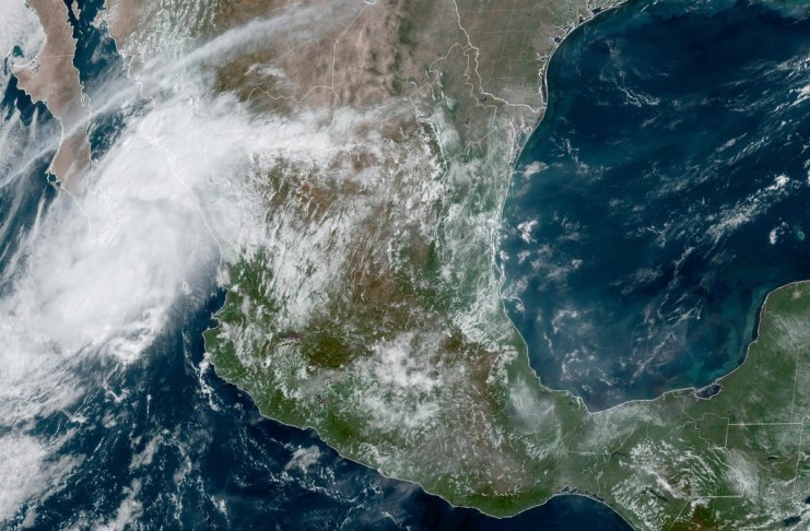 Esta imagen satelital --tomada a las 12:40 de la tarde tiempo del este de Estados Unidos el 13 de septiembre de 2024 y proporcionada por la Oficina Nacional de Administración Oceánica y Atmosférica de Estados Unidos (NOAA, por sus siglas en inglés)-- muestra la tormenta tropical Ileana en Baja California Sur, México. (NOAA vía AP)