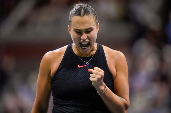 La bielorrusa Aryna Sabalenka festeja tras conseguir un punto ante la estadounidense Emma Navarro, el jueves 5 de septiembre de 2024, en las semifinales del US Open (AP Foto/Julia Nikhinson)