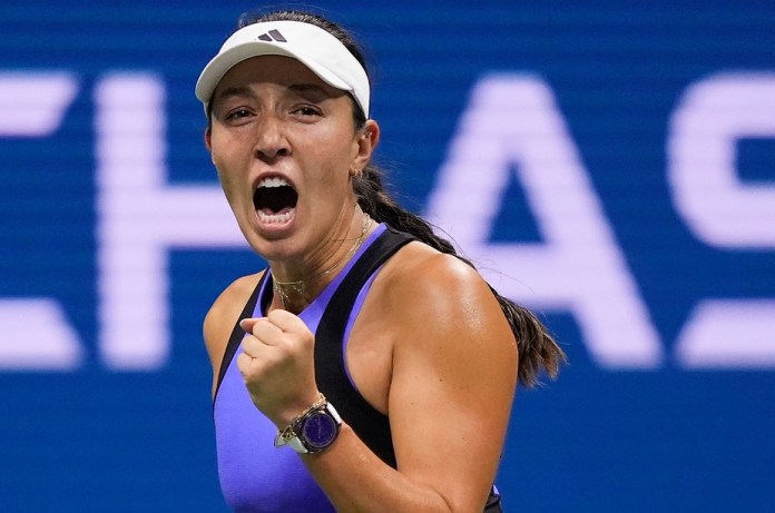 Jessica Pegula reacciona tras ganar un punto Karolina Muchova durante las semifinales del Abierto de Estados Unidos, el jueves 5 de septiembre de 2024, en Nueva York. (AP Foto/Julia Nikhinson)