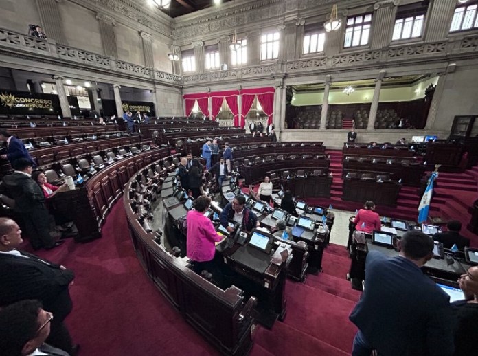 Los diputados deberán aprobar las reformas a la Ley Orgánica del Organismo Legislativo, que les permitiría separarse de los bloques con los que llegaron a la curul. Foto: Daniel Ramírez