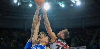 El jugador del Surne Bilbao Basket Zoran Dragic (d) salta a por un balón con Arnas Berucka (c), del Neptunas, durante el partido de vuelta clasificatorio para la Copa de Europa de baloncesto disputado este viernes en Bilbao.