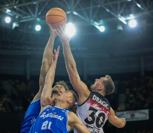 El jugador del Surne Bilbao Basket Zoran Dragic (d) salta a por un balón con Arnas Berucka (c), del Neptunas, durante el partido de vuelta clasificatorio para la Copa de Europa de baloncesto disputado este viernes en Bilbao.