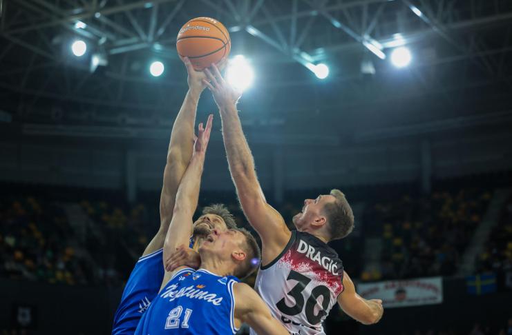 El jugador del Surne Bilbao Basket Zoran Dragic (d) salta a por un balón con Arnas Berucka (c), del Neptunas, durante el partido de vuelta clasificatorio para la Copa de Europa de baloncesto disputado este viernes en Bilbao.