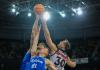 El jugador del Surne Bilbao Basket Zoran Dragic (d) salta a por un balón con Arnas Berucka (c), del Neptunas, durante el partido de vuelta clasificatorio para la Copa de Europa de baloncesto disputado este viernes en Bilbao.