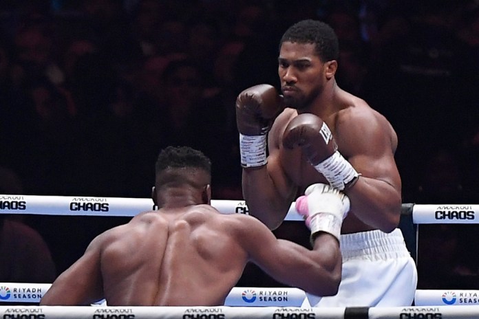 Foto del sábado 9 de marzo del 2024, el excampeón mundial británico Anthony Joshua enfrenta al campeón de la UFC Francis Ngannou. (AP Foto, Archivo)