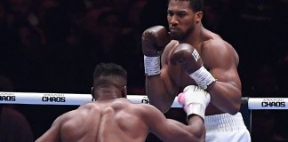 Foto del sábado 9 de marzo del 2024, el excampeón mundial británico Anthony Joshua enfrenta al campeón de la UFC Francis Ngannou. (AP Foto, Archivo)