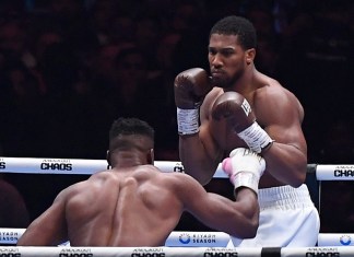 Foto del sábado 9 de marzo del 2024, el excampeón mundial británico Anthony Joshua enfrenta al campeón de la UFC Francis Ngannou. (AP Foto, Archivo)