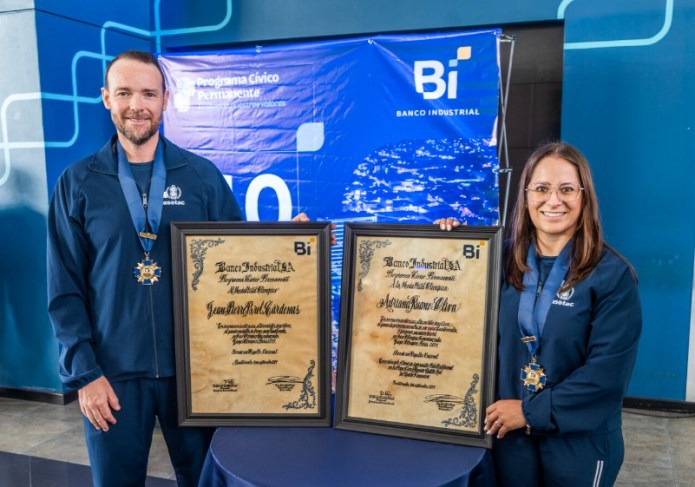 Los medallistas olímpicos Jean Pierre Brol y Adriana Ruano con un reconocimiento del Banco Industrial. Foto: BI