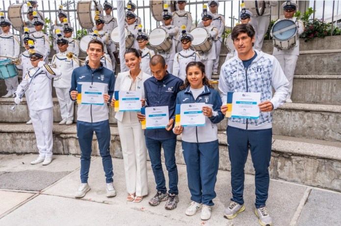 Atletas de la delegación guatemalteca que participaron en París 2024 también recibieron un reconocimiento. Foto: BI