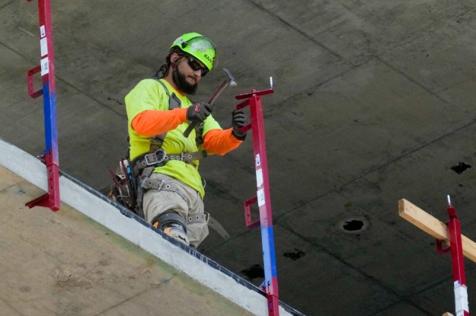 Un albañil trabaja en Filadelfia, el 3 de septiembre del 2024. Foto La Hora / AP