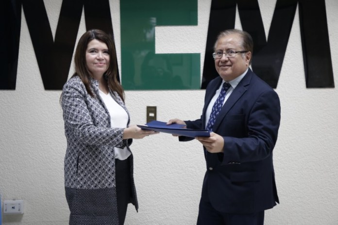 «La secretaria privada Ana Glenda Tager y el ministro de Energía y Minas, Víctor Hugo Ventura, firman convenio para llevar energía eléctrica a las comunidades rurales», Foto: MEM / LH