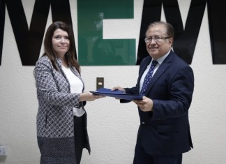 «La secretaria privada Ana Glenda Tager y el ministro de Energía y Minas, Víctor Hugo Ventura, firman convenio para llevar energía eléctrica a las comunidades rurales», Foto: MEM / LH