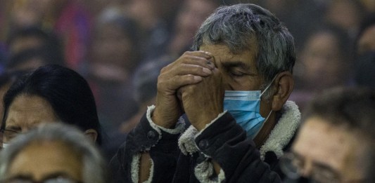 Fotografía de archivo en donde se ve a un guatemalteco mientras asiste a una misa en la iglesia de San Juan Sacatepéquez, a 45 kilómetros de la Ciudad de Guatemala (Guatemala). EFE/ Esteban Biba