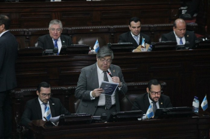 El ministro de Gobernación, Francisco Jiménez, responde a las últimas preguntas que hizo la diputada Sandra Jovel. Foto: José Orozco