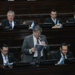 El ministro de Gobernación, Francisco Jiménez, responde a las últimas preguntas que hizo la diputada Sandra Jovel. Foto: José Orozco