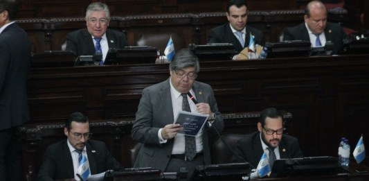 El ministro de Gobernación, Francisco Jiménez, responde a las últimas preguntas que hizo la diputada Sandra Jovel. Foto: José Orozco